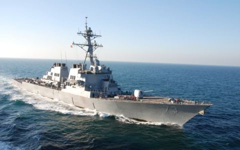 US navy destroyer conducts freedom-of-navigation operations in the East Sea  - ảnh 1